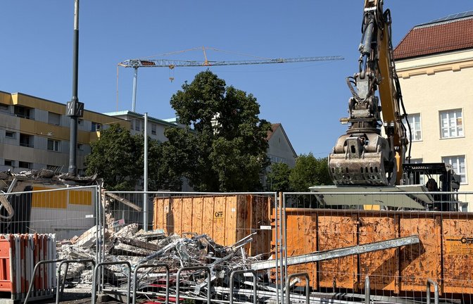 Vor der Kunstakademie haben die Arbeiten fürs Besucherzentrum begonnen.<span class='image-autor'>Foto: Milankovic</span>