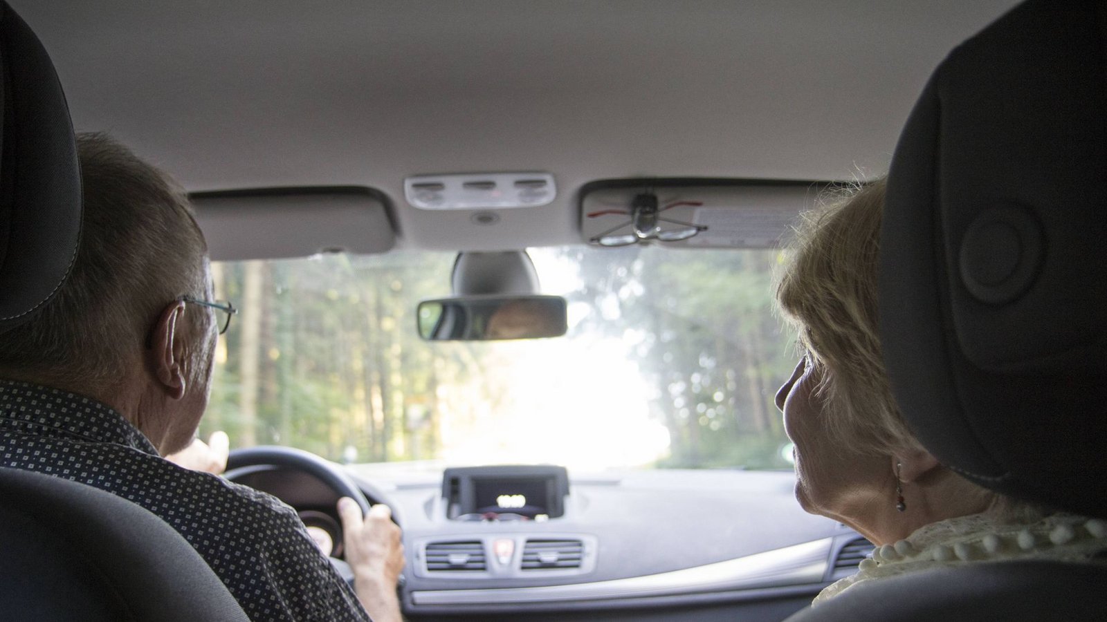 Wann wird es Zeit, nicht mehr selbst hinters Steuer zu sitzen? Darüber sollte man eher früher als später ins Gespräch kommen.Foto: Imago Images / /Maria Maar Wann wird es Zeit, nicht mehr selbst hinters Steuer zu sitzen? Darüber sollte man eher früher als später ins Gespräch kommen.Foto: Imago Images / /Maria Maar