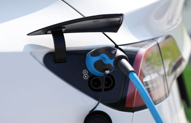 Wer E-Auto fährt, zahlt weniger CO2-Abgabe. Damit soll der Umstieg attraktiver werden.<span class='image-autor'>Foto: picture alliance/dpa</span>