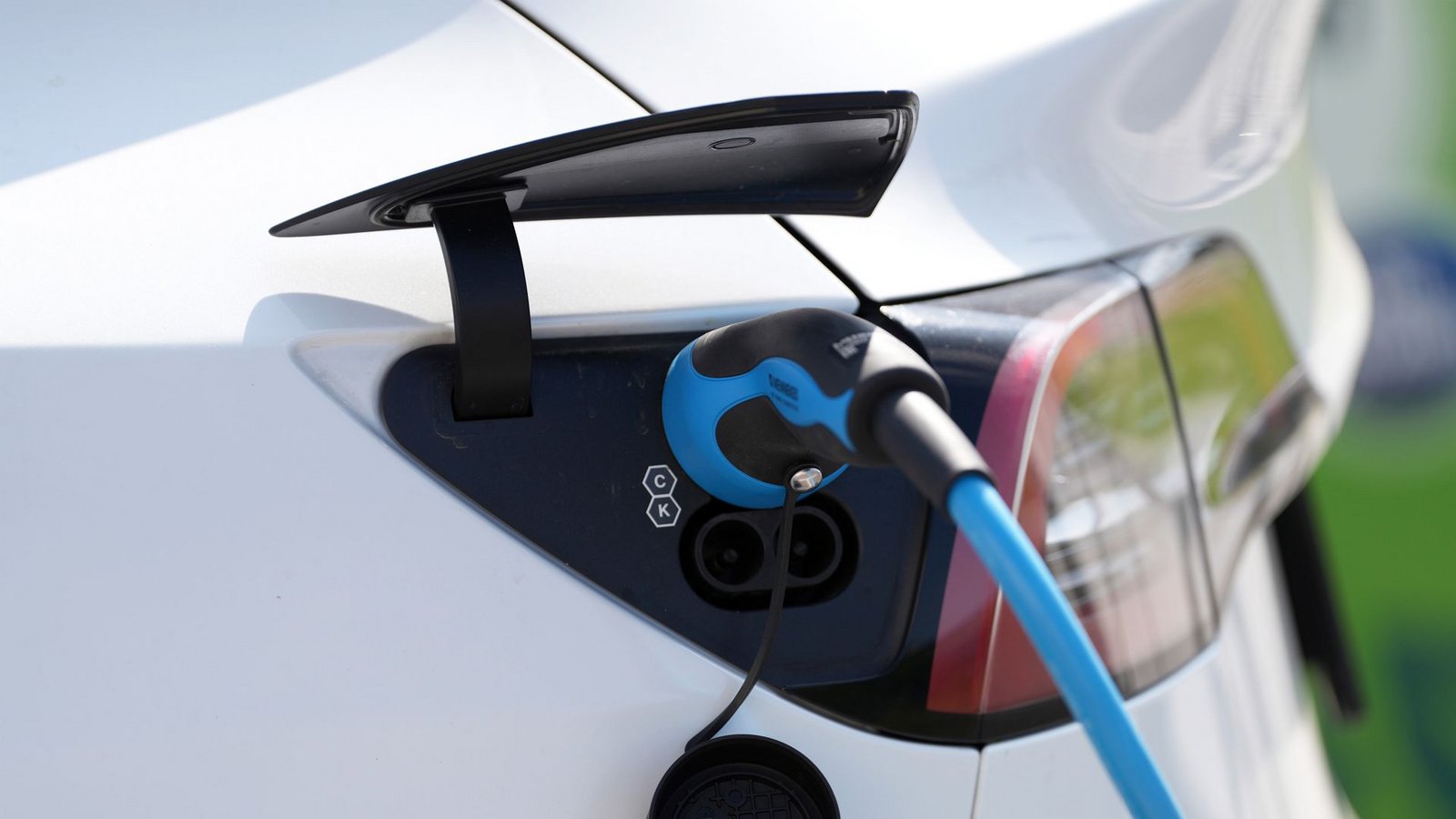 Wer E-Auto fährt, zahlt weniger CO2-Abgabe. Damit soll der Umstieg attraktiver werden.Foto: picture alliance/dpa Wer E-Auto fährt, zahlt weniger CO2-Abgabe. Damit soll der Umstieg attraktiver werden.Foto: picture alliance/dpa