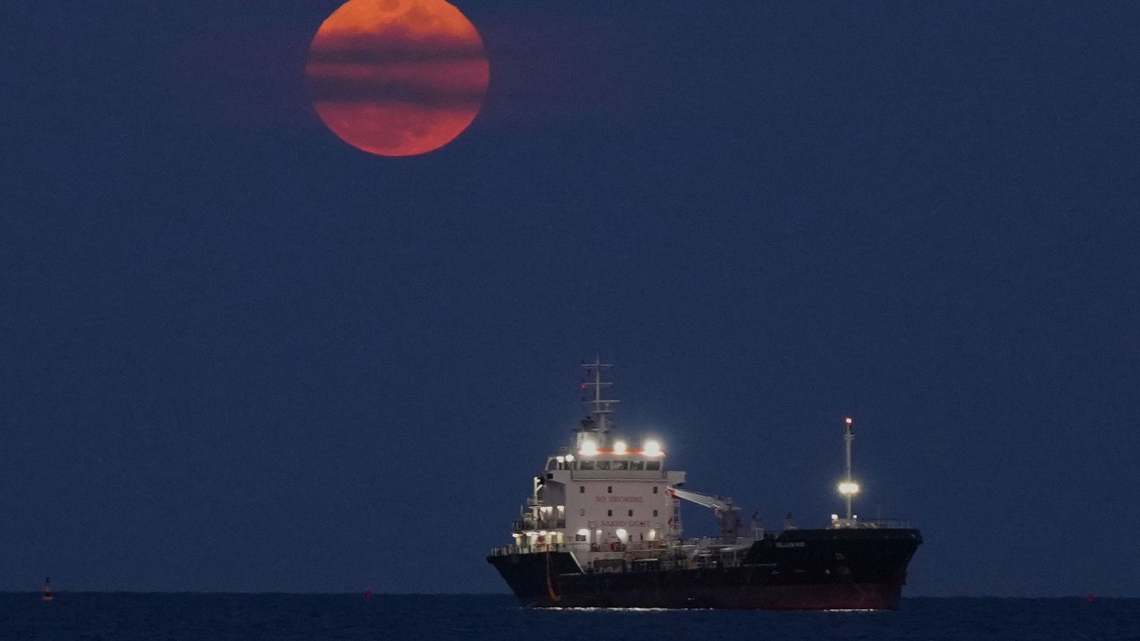 Blutmond und Handelsschiff vor Limassol (Zypern).Foto: Petros Karadjias/AP/dpa/Petros Karadjias