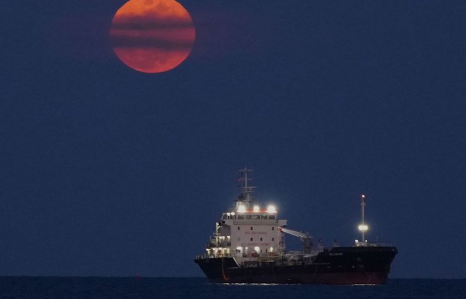 Blutmond und Handelsschiff vor Limassol (Zypern).<span class='image-autor'>Foto: Petros Karadjias/AP/dpa/Petros Karadjias</span>