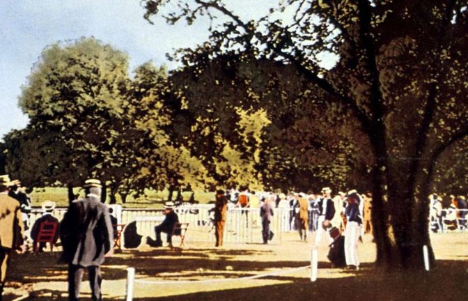 Zuschauer verfolgen im Bois de Boulogne einen olympischen Wettbewerb.<span class='image-autor'>Foto: Imago</span>