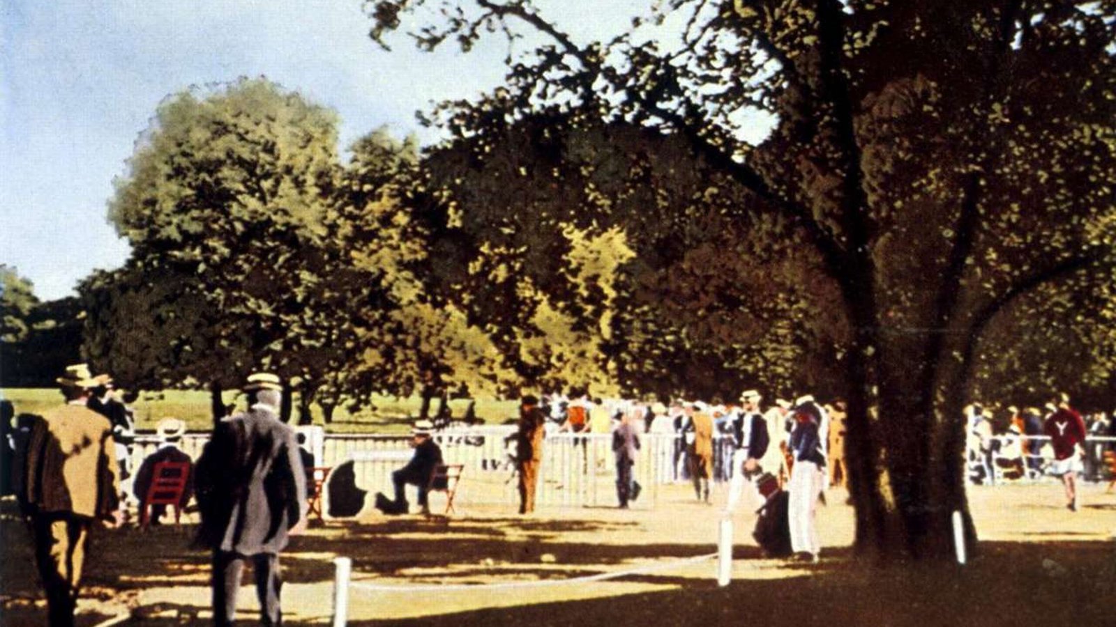 Zuschauer verfolgen im Bois de Boulogne einen olympischen Wettbewerb.Foto: Imago Zuschauer verfolgen im Bois de Boulogne einen olympischen Wettbewerb.Foto: Imago