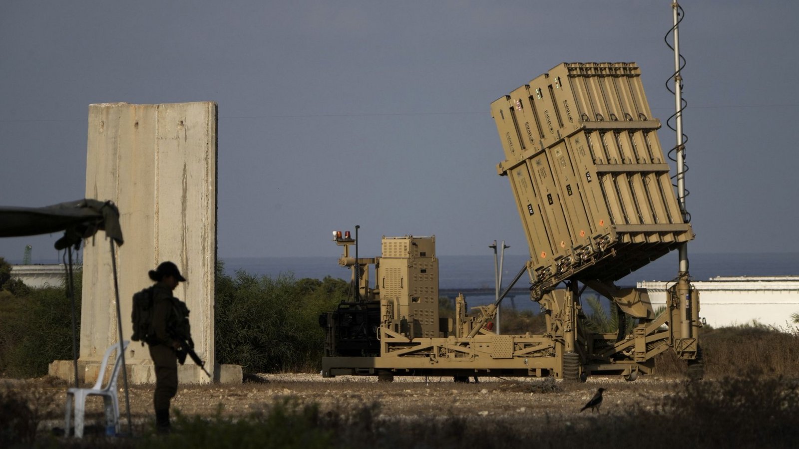 Batterie des israelischen Raketenabwehrsystems Iron Dome in Aschkelon: Israel ist in Alarmbereitschaft.Foto: dpa/Ariel Schalit Batterie des israelischen Raketenabwehrsystems Iron Dome in Aschkelon: Israel ist in Alarmbereitschaft.Foto: dpa/Ariel Schalit