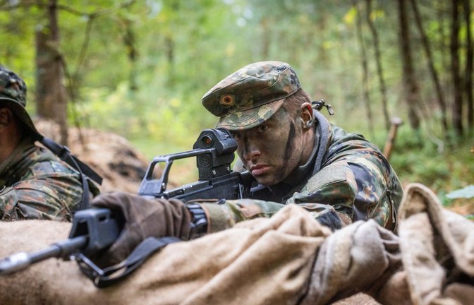 Ein Soldat der Bundeswehr übt den Einsatz mit der Waffe während der Ausbildung  in Munster.<span class='image-autor'>Foto: epd/Detlef Heese</span>