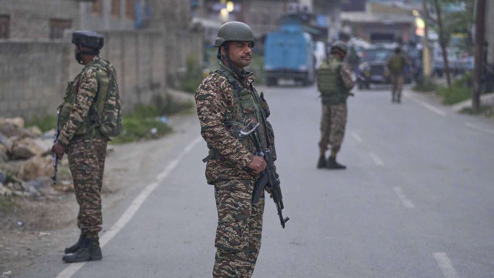 Soldaten der indischen paramilitärischen Streitkräfte stehen in Pampore im Bezirk Pulwama im indisch kontrollierten Kaschmir Wache.Foto: Dar Yasin/AP/dpa/Dar Yasin