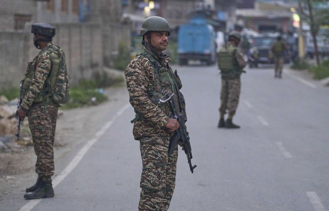 Soldaten der indischen paramilitärischen Streitkräfte stehen in Pampore im Bezirk Pulwama im indisch kontrollierten Kaschmir Wache.<span class='image-autor'>Foto: Dar Yasin/AP/dpa/Dar Yasin</span>