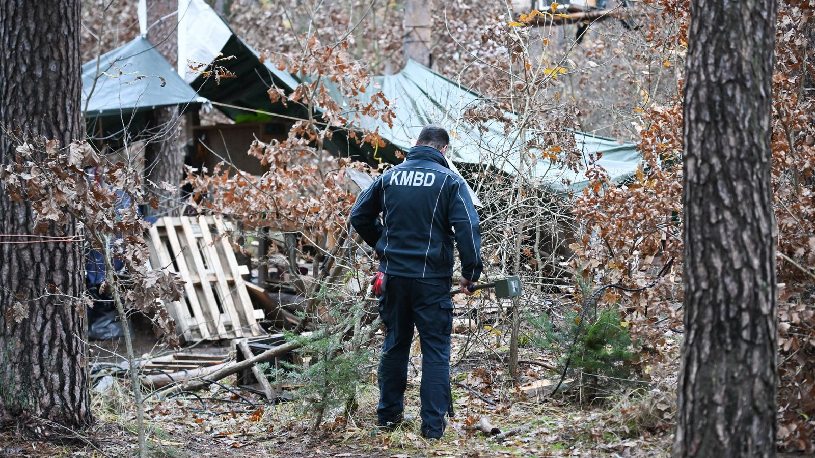 Ein Mitarbeiter des Kampfmittelräumdienst arbeitet während der Räumung des Camps unter einem Baumhaus.Foto: dpa/Sebastian Gollnow Ein Mitarbeiter des Kampfmittelräumdienst arbeitet während der Räumung des Camps unter einem Baumhaus.Foto: dpa/Sebastian Gollnow