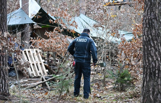 Ein Mitarbeiter des Kampfmittelräumdienst arbeitet während der Räumung des Camps unter einem Baumhaus.<span class='image-autor'>Foto: dpa/Sebastian Gollnow</span>
