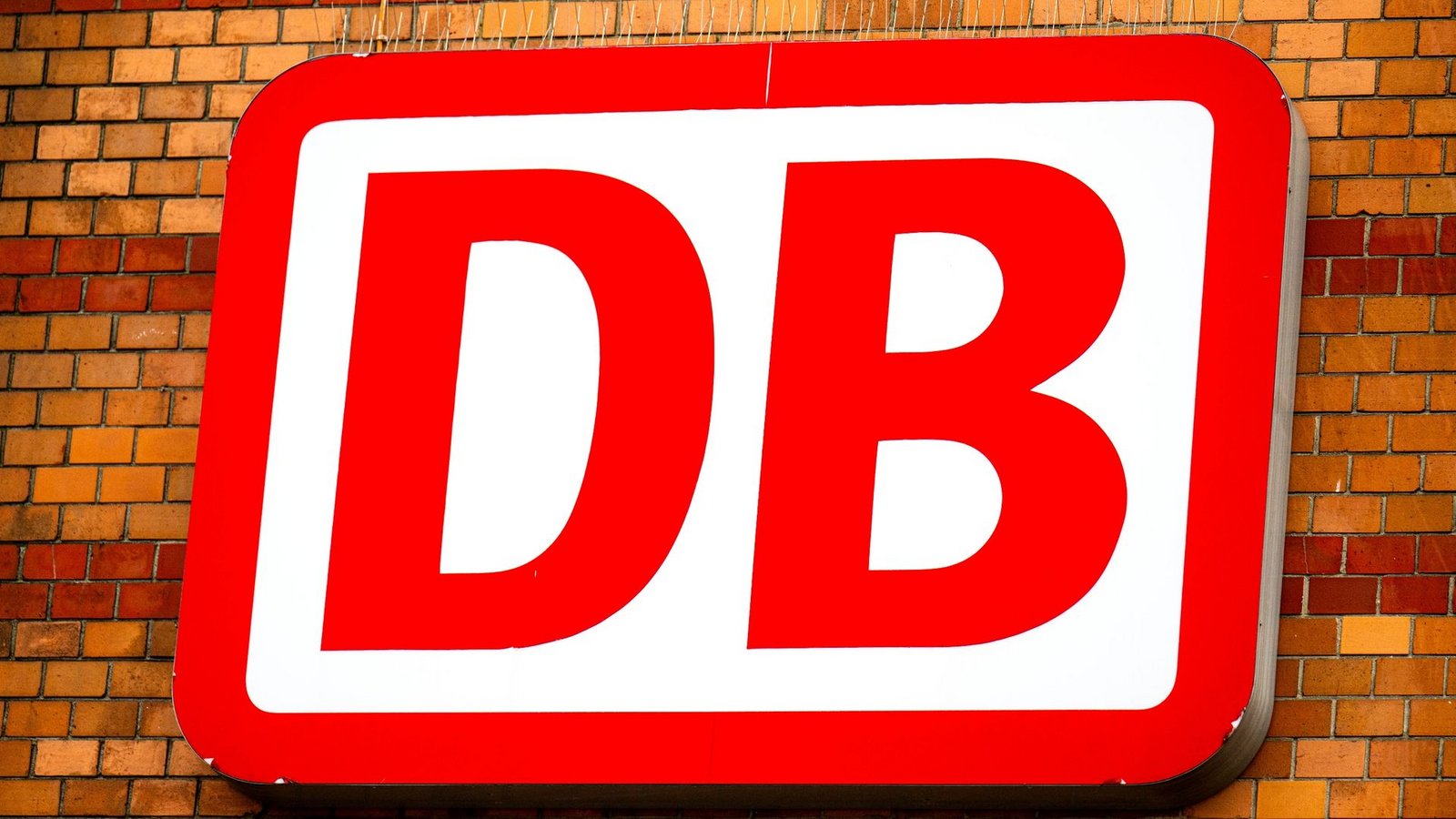 Die Deutsche Bahn will wieder pünktlicher werden.Foto: Sina Schuldt/dpa