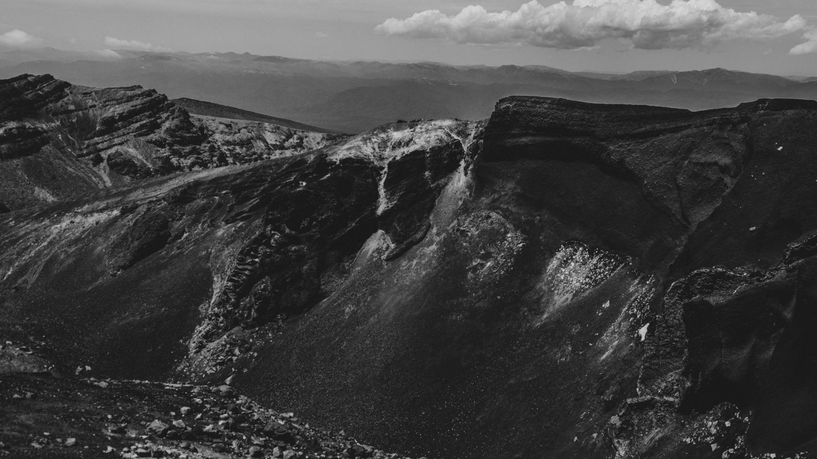 181 n. Chr. – Taupo, Neuseeland: Der Ausbruch des Supervulkans war einer der heftigsten in den vergangenen 2000 Jahren. Vom einstigen Vulkan ist nur der Lake Taupo übrig geblieben (Graustufen, aufgenommen am  Roten Kater in Neuseeeland).Foto: imago/wirestock