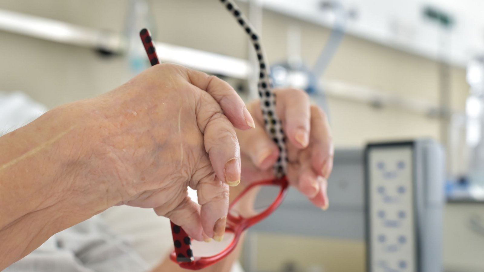 Was hilft wirklich gegen Rheuma – der Rheumaexperte Professor Specker gibt Tipps.Foto: LICHTGUT Was hilft wirklich gegen Rheuma – der Rheumaexperte Professor Specker gibt Tipps.Foto: LICHTGUT