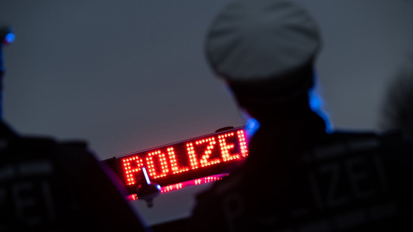 Die Polizei fahndet nach den beiden unbekannten Männern. (Symbolbild)Foto: dpa/Marijan Murat