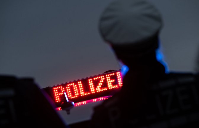 Die Polizei fahndet nach den beiden unbekannten Männern. (Symbolbild)<span class='image-autor'>Foto: dpa/Marijan Murat</span>