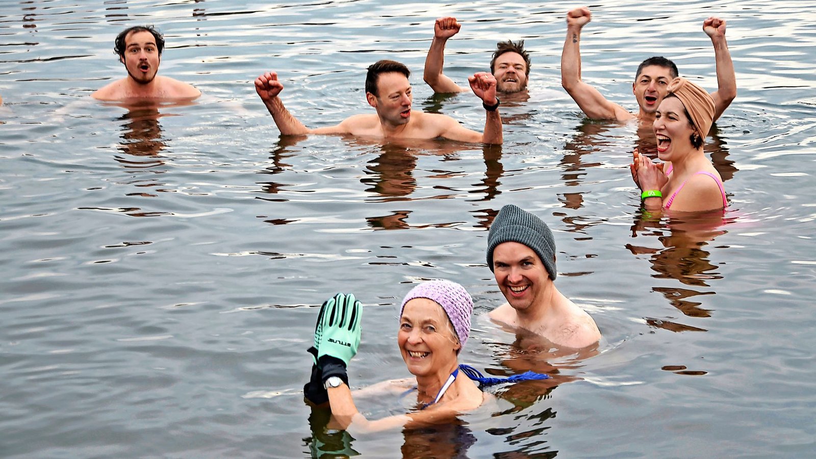 Hände aus dem Wasser! Wer das macht, verliert weniger Körperwärme – und hält es möglicherweise länger in der Kälte aus.Foto: /Isabell Erb Hände aus dem Wasser! Wer das macht, verliert weniger Körperwärme – und hält es möglicherweise länger in der Kälte aus.Foto: /Isabell Erb