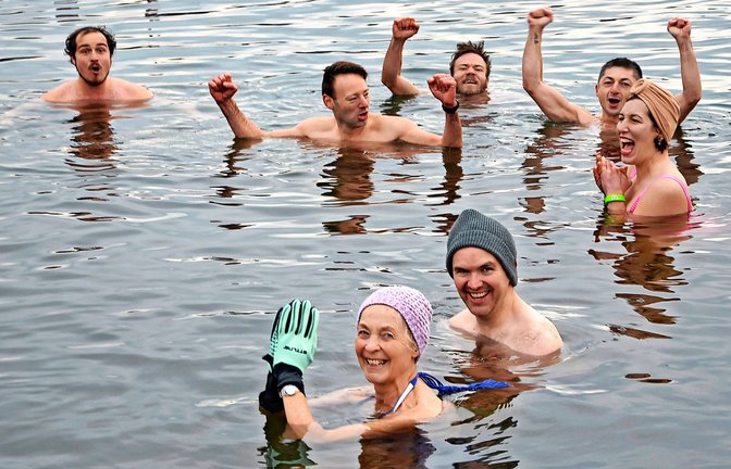 Hände aus dem Wasser! Wer das macht, verliert weniger Körperwärme – und hält es möglicherweise länger in der Kälte aus.<span class='image-autor'>Foto: /Isabell Erb</span>