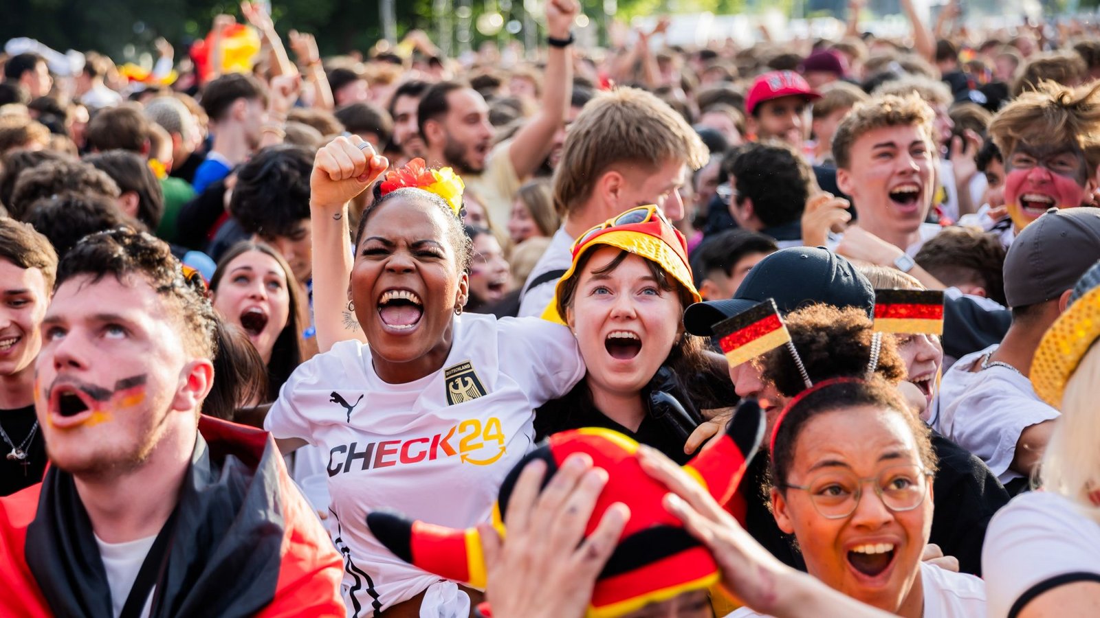 Das Check24-Shirt war 2024 auf vielen Fanmeilen zu sehen - wie hier in Berlin. (Archivbild)Foto: Christoph Soeder/dpa