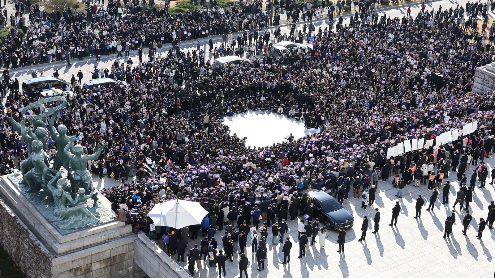 Oppositionsabgeordnete und Mitglieder einer Bürgerorganisation halten vor der Nationalversammlung in Seoul eine Kundgebung ab. Sie forderten den Rücktritt von Präsident Yoon.Foto: dpa Oppositionsabgeordnete und Mitglieder einer Bürgerorganisation halten vor der Nationalversammlung in Seoul eine Kundgebung ab. Sie forderten den Rücktritt von Präsident Yoon.Foto: dpa