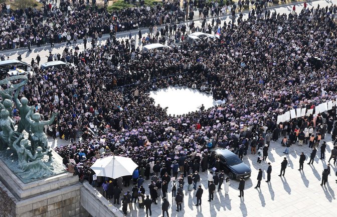 Oppositionsabgeordnete und Mitglieder einer Bürgerorganisation halten vor der Nationalversammlung in Seoul eine Kundgebung ab. Sie forderten den Rücktritt von Präsident Yoon.<span class='image-autor'>Foto: dpa</span>