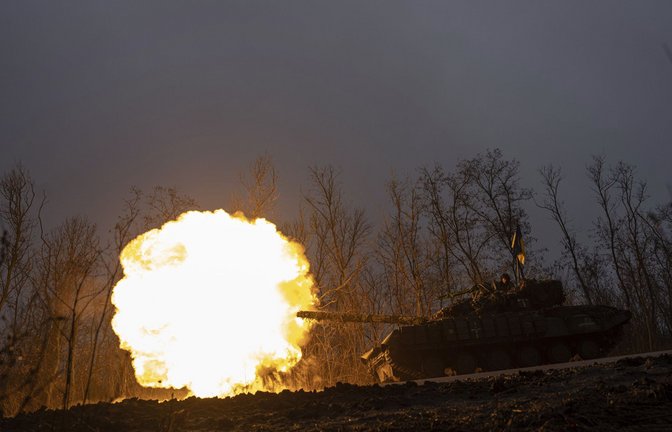 Ein ukrainischer T-64-Kampfpanzer feuert bei Bachmut auf russische Stellungen.<span class='image-autor'>Foto: dpa/Evgeniy Maloletka</span>
