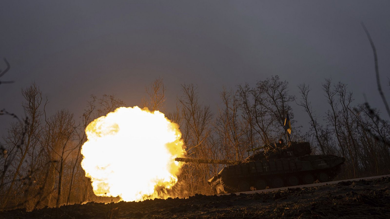 Ein ukrainischer T-64-Kampfpanzer feuert bei Bachmut auf russische Stellungen.Foto: dpa/Evgeniy Maloletka