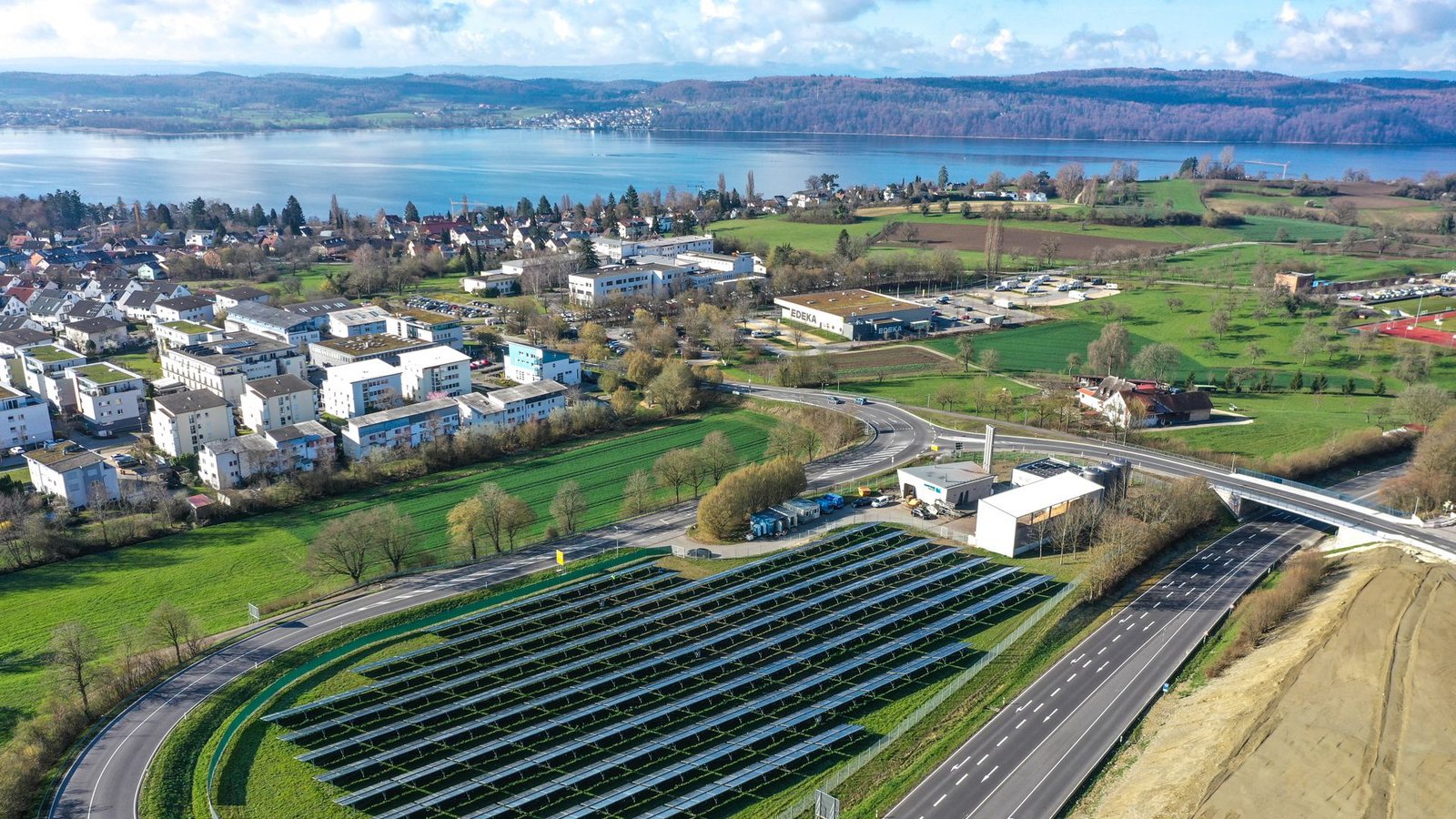 Das neue Solarfeld soll auch das bereits bestehende Wohngebiet (links) und das Helios-Spital (oben) versorgen.Foto: Felix Kaestle/Felix Kaestle