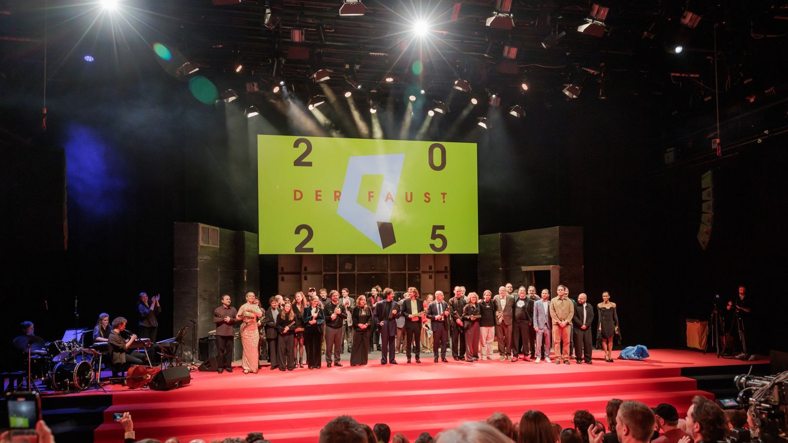 Ganz viele Preisträger auf der Bühne des Stuttgarter TheaterhausesFoto: Bühnenverein/Mo Wüstenhagen Ganz viele Preisträger auf der Bühne des Stuttgarter TheaterhausesFoto: Bühnenverein/Mo Wüstenhagen