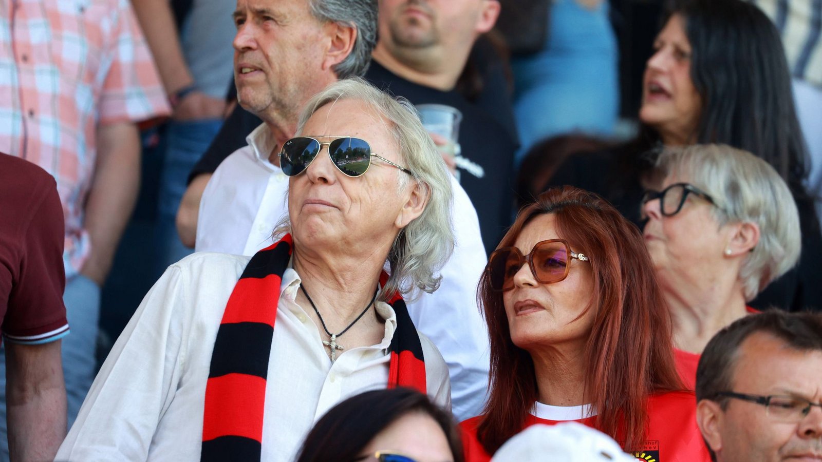 Prominente Zuschauer: Spielerberater Uli Ferber und Sängerin Andrea Berg.Foto: IMAGO/Sportfoto Rudel Prominente Zuschauer: Spielerberater Uli Ferber und Sängerin Andrea Berg.Foto: IMAGO/Sportfoto Rudel