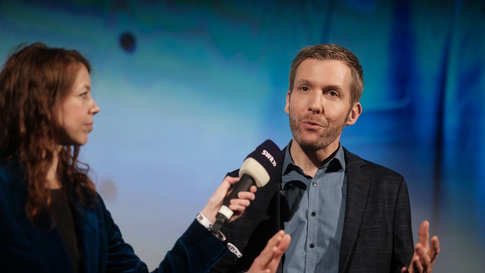 SWR-Moderatorin Nicole Köster interviewt Programmdirektor Clemens Bratzler vor der Premiere.Foto: SWR/Markus Palmer SWR-Moderatorin Nicole Köster interviewt Programmdirektor Clemens Bratzler vor der Premiere.Foto: SWR/Markus Palmer