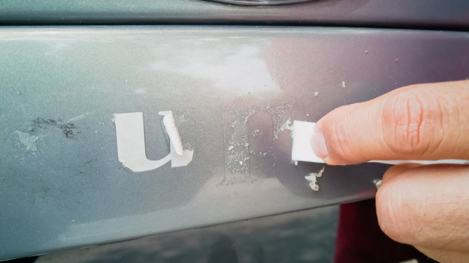 Hier erfahren Sie 6 hilfreiche Tipps, wie Sie hartnäckige Aufkleber rückstandslos vom Auto entfernen können.Foto: Ellinnur Bakarudin / Shutterstock.com