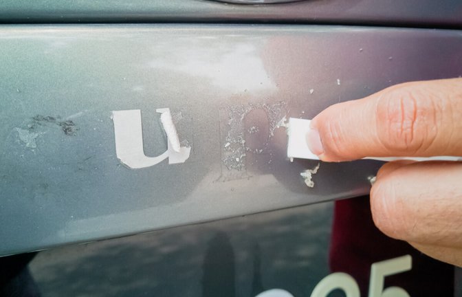 Hier erfahren Sie 6 hilfreiche Tipps, wie Sie hartnäckige Aufkleber rückstandslos vom Auto entfernen können.<span class='image-autor'>Foto: Ellinnur Bakarudin / Shutterstock.com</span>