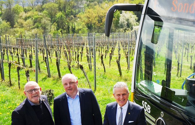 Verkehrsminister Winfried Hermann, SSB-Technikvorstand Thomas Moser und OB Frank Nopper (von links) bei der Vorstellung des ersten Brennstoffzellen-Gelenkbusses auf dem Burgholzhof<span class='image-autor'>Foto: Schaper/SSB</span>