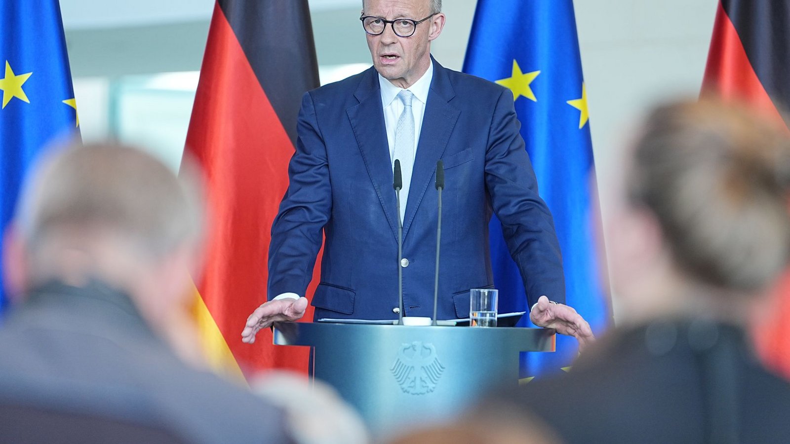 Merz versprach: Sollten die Preise weiter steigen, werde die Regierung handeln.Foto: Michael Kappeler/dpa