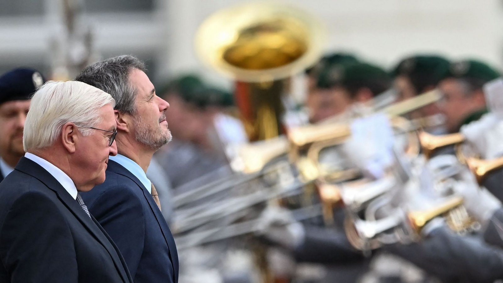 Bundespräsident Frank-Walter Steinmeier (links) und König Frederick beim feierlichen Empfang der dänischen Royals.Foto: AFP/RALF HIRSCHBERGER