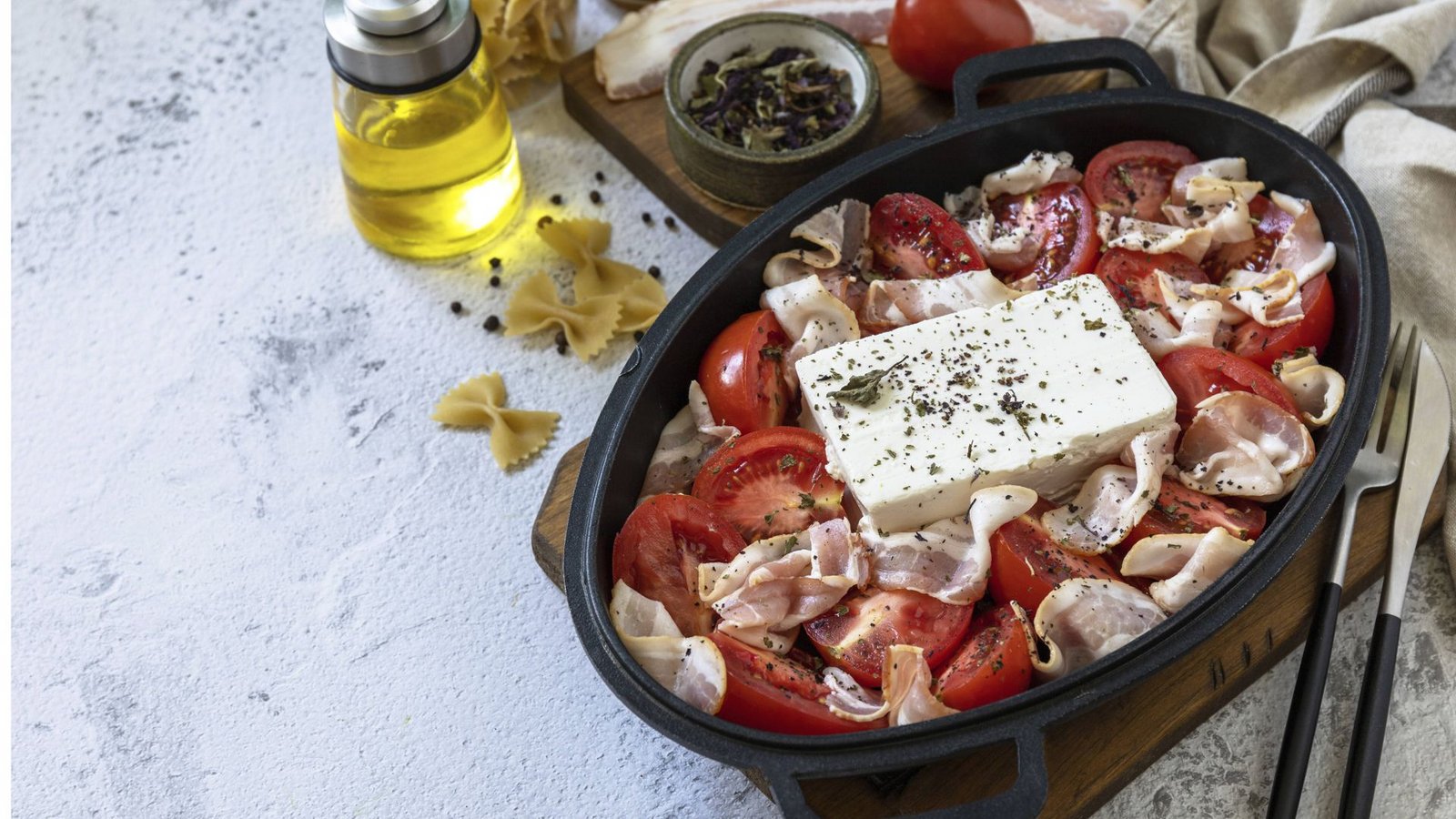 Schafskäse aus dem Backofen schmeckt besonders in Kombination mit Tomaten, meint unsere Autorin. Foto: IMAGO/imagebroker Schafskäse aus dem Backofen schmeckt besonders in Kombination mit Tomaten, meint unsere Autorin. Foto: IMAGO/imagebroker