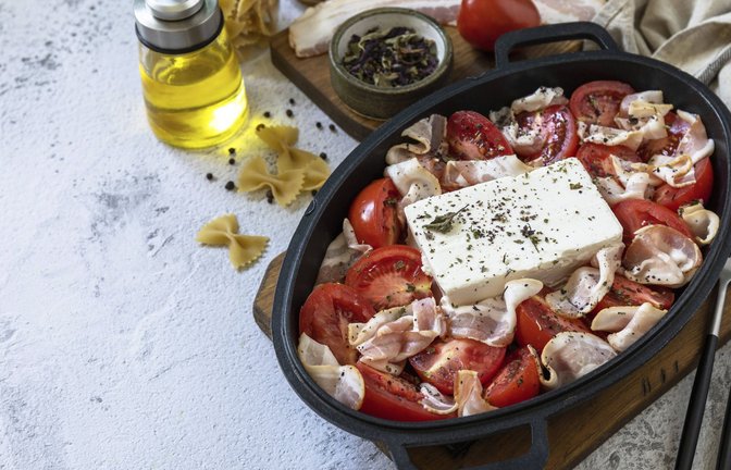 Schafskäse aus dem Backofen schmeckt besonders in Kombination mit Tomaten, meint unsere Autorin.  <span class='image-autor'>Foto: IMAGO/imagebroker</span>