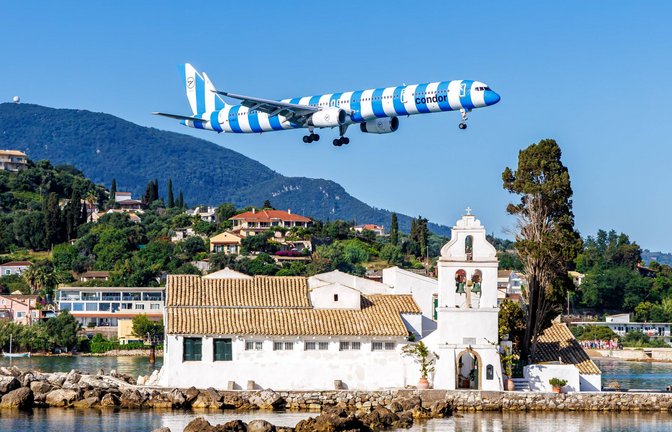 Von der griechischen Ferieninsel Korfu sollte es für die Fluggäste des Condor-Fliegers zurück nach Deutschland gehen, doch die Maschine musste in Italien notlanden. (Symbolbild)<span class='image-autor'>Foto: imago/Zoonar</span>