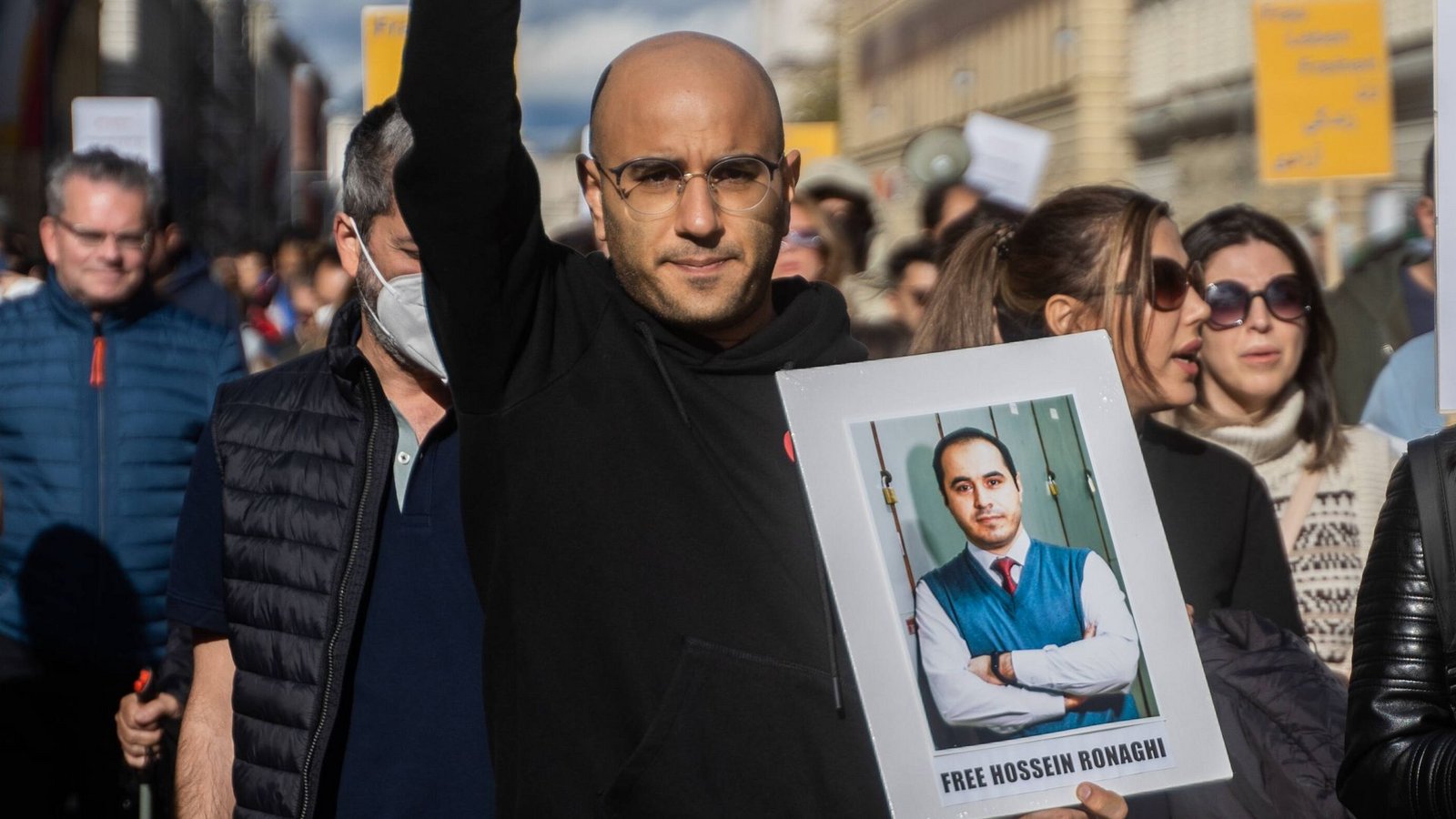 „Befreit Hossein Ronaghi“-Schild bei einer Solidaritätskundgebung 2022 in München. Nun hat sich der iranische Oppositionelle den Mund zugenäht.Foto: /aal.photo//mufkinnphotos „Befreit Hossein Ronaghi“-Schild bei einer Solidaritätskundgebung 2022 in München. Nun hat sich der iranische Oppositionelle den Mund zugenäht.Foto: /aal.photo//mufkinnphotos