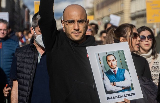 „Befreit Hossein Ronaghi“-Schild bei einer Solidaritätskundgebung 2022 in München. Nun hat sich der iranische Oppositionelle den Mund zugenäht.<span class='image-autor'>Foto: /aal.photo//mufkinnphotos</span>