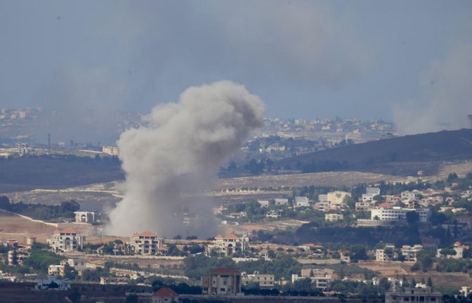 Rauch steigt nach Explosionen auf, die durch israelische Angriffe verursacht wurde (Archivfoto).<span class='image-autor'>Foto: Ali Hashisho/XinHua/dpa/Ali Hashisho</span>