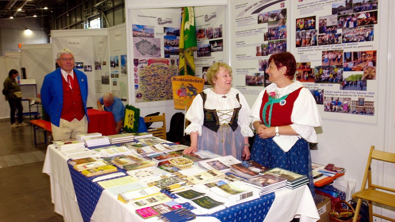 Stände präsentieren Brauchtum und Kultur der Vertriebenen und ihrer Heimatregionen beim Sudetendeutschen Tag auf dem Messegelände.Foto: Michael Heitmann/dpa