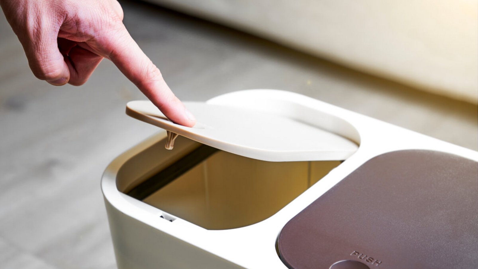 Wenn der Mülleimer stinkt, helfen die folgenden 10 Tipps & Hausmittel. So bekommt man den Gestank aus dem Mülleimer.Foto: Jenson / Shutterstock.com Wenn der Mülleimer stinkt, helfen die folgenden 10 Tipps & Hausmittel. So bekommt man den Gestank aus dem Mülleimer.Foto: Jenson / Shutterstock.com