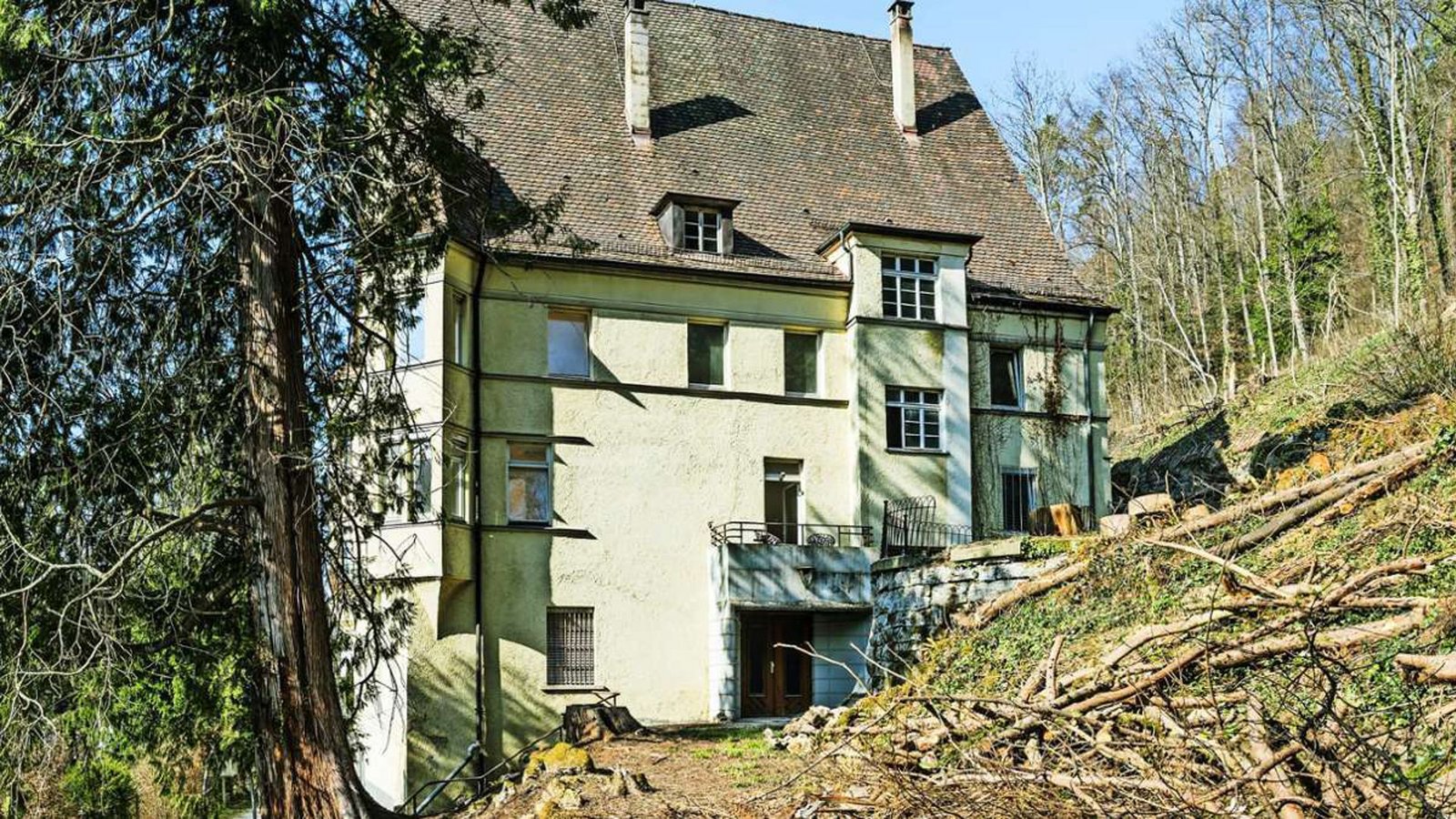 Der angehende Architekt Andreas Stenzel saniert die leer stehende Sommervilla des Bankiers Kilian von Steiner in Bad Niedernau im Kreis Tübingen und wird dafür auch vom Land, das Denkmalschutz fördert, finanziell unterstützt..Foto: Sichtlichmensch/Andreas Reiner Der angehende Architekt Andreas Stenzel saniert die leer stehende Sommervilla des Bankiers Kilian von Steiner in Bad Niedernau im Kreis Tübingen und wird dafür auch vom Land, das Denkmalschutz fördert, finanziell unterstützt..Foto: Sichtlichmensch/Andreas Reiner