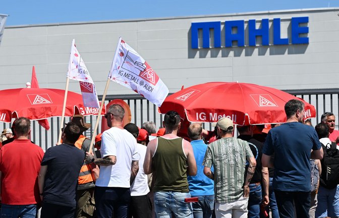 Streikbeginn und Kundgebung vor dem Tor des Mahle-Werks im niederbayerischen Neustadt.<span class='image-autor'>Foto: Sven Hoppe/dpa</span>