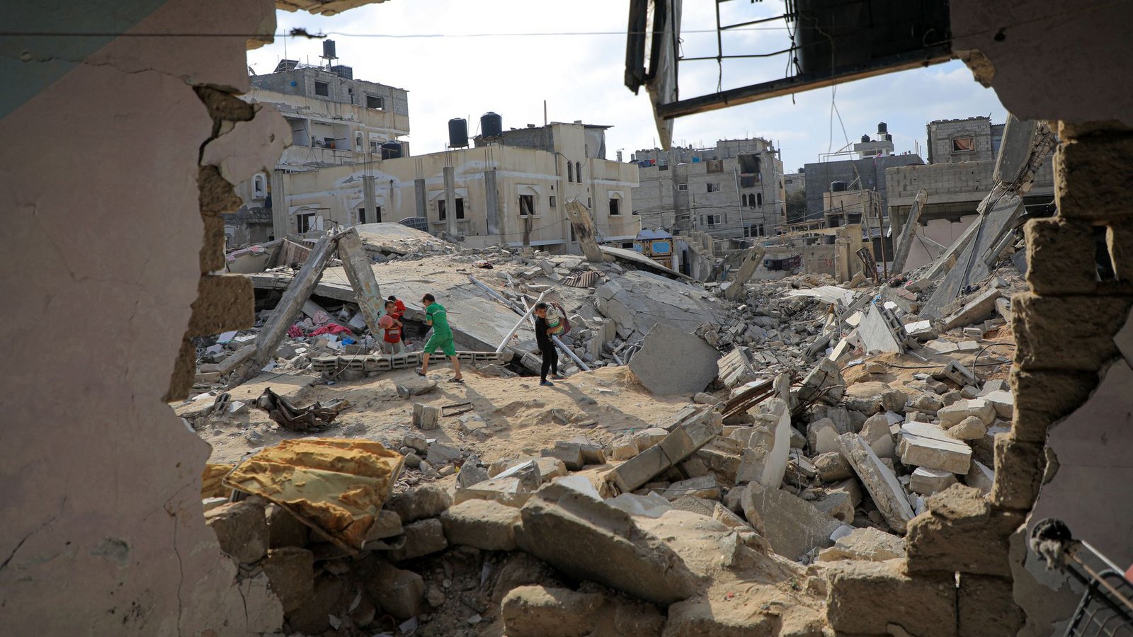 Während Kinder zwischen den Trümmern zerstörter Häuser spielen, halten die indirekten Verhandlungen über einen Geisel-Deal im Gaza-Krieg weiter an.Foto: Rizek Abdeljawad/XinHua/dpa