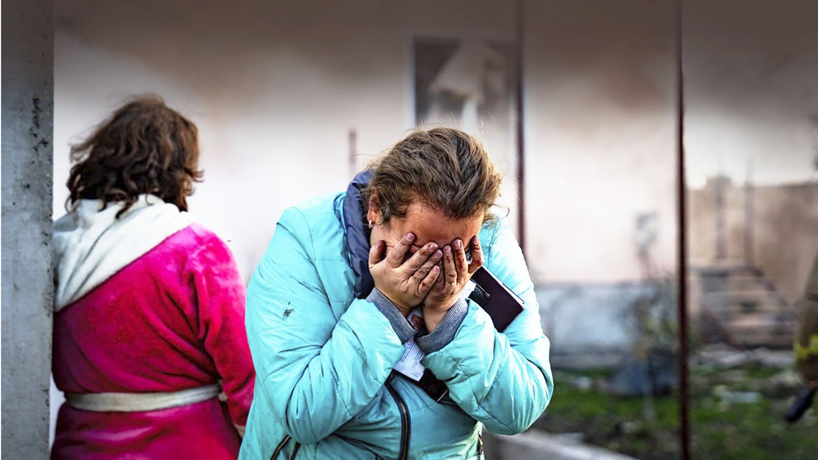 Eine ukrainische Frau weint voller Verzweiflung, nachdem ihr Haus bei einem russischen Raketenangriff in der Region Odessa zerstört wurde.Foto: /dpa/Uncredited Eine ukrainische Frau weint voller Verzweiflung, nachdem ihr Haus bei einem russischen Raketenangriff in der Region Odessa zerstört wurde.Foto: /dpa/Uncredited