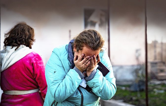 Eine ukrainische  Frau weint voller Verzweiflung, nachdem ihr Haus bei einem russischen Raketenangriff in der Region Odessa zerstört wurde.<span class='image-autor'>Foto: /dpa/Uncredited</span>