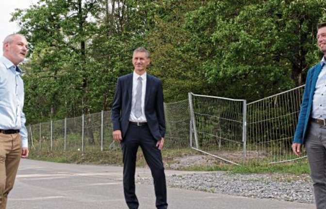 Pfeiffer (Abteilungsleiter Abfallwirtschaft Pforzheim) sowie die HFG-Geschäftsführer Stephan und Mertenskötter (von links) begutachten die Stelle, an der die Erweiterung geplant ist.  Foto: sf