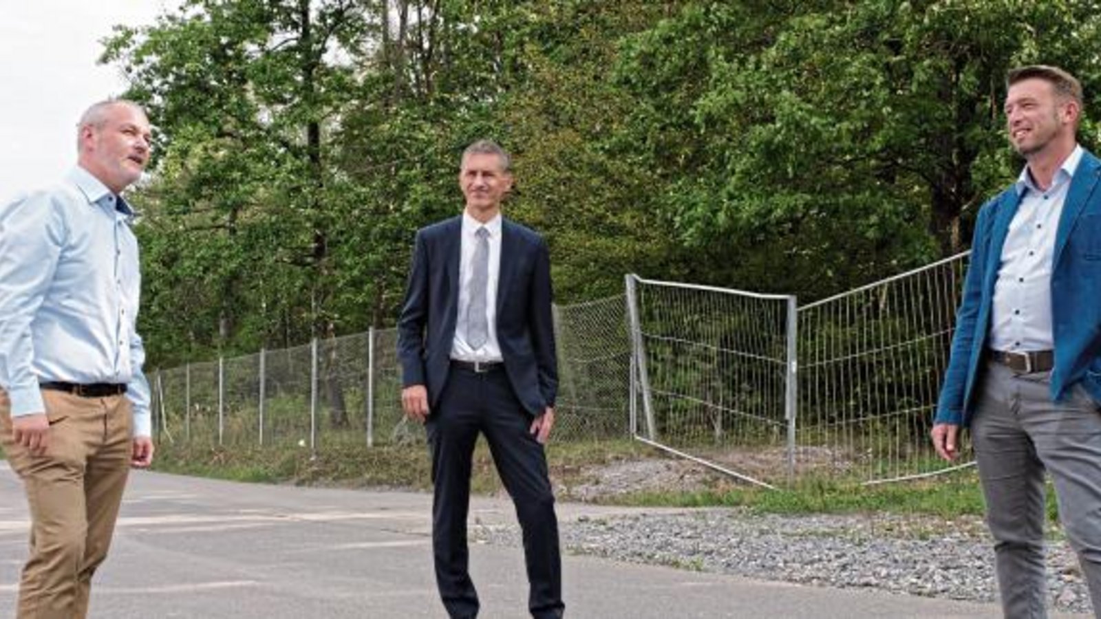 Pfeiffer (Abteilungsleiter Abfallwirtschaft Pforzheim) sowie die HFG-Geschäftsführer Stephan und Mertenskötter (von links) begutachten die Stelle, an der die Erweiterung geplant ist. Foto: sf Pfeiffer (Abteilungsleiter Abfallwirtschaft Pforzheim) sowie die HFG-Geschäftsführer Stephan und Mertenskötter (von links) begutachten die Stelle, an der die Erweiterung geplant ist. Foto: sf